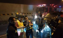 滬昆高速懷化段隧道發(fā)生貨車追尾起火,滯留人員依據(jù)隧道應(yīng)急疏散燈具安全疏散 滬昆高速懷化段隧道發(fā)生貨車追尾起火,滯留人員依據(jù)隧道應(yīng)急疏散燈具安全疏散